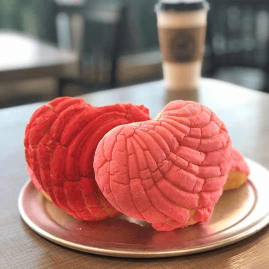 <a href="http://www.carruselbakery.com/" target="_blank">El Carrusel Bakery</a> es una panadería latina que entiende el confort que produce el pan dulce en los corazones de las familias latinas. Y para este día de enamorados ofrece conchas en forma de corazón que puedes compartir con esa persona especial, los amigos y con la familia.