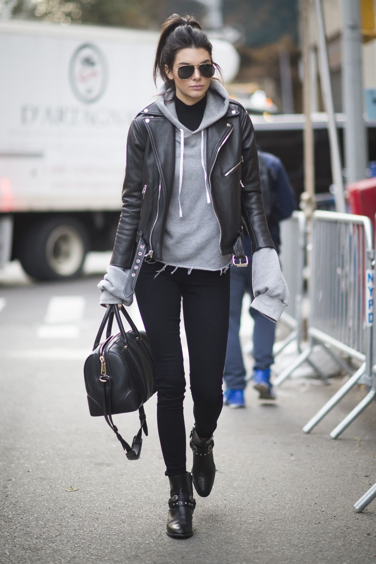 Kendall Jenner con jeans negros, hoodie y leather jacket.