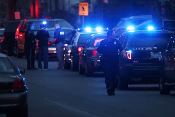 La policía confirmó vía Twitter, la detención del segundo sospechoso de los atentados del pasado lunes en el maratón de Boston (EE.UU.) y que había sido acorralado en el barrio de Watertown. "CAPTURADO!!! La caza se ha acabado. La búsqueda ha terminado. Se acabó el terror. Y la justicia ha ganado. El sospechoso está bajo custodia", se lee en el tuit de la policía de Boston. A lo largo de toda la jornada un extraordinario despliegue policial había perseguido a Dzhokhar Tsarnaev, un joven de 19 años de origen chechén, presunto coautor de los atentados. Según el diario Boston Globe, Tsarnaev fue capturado después de un tiroteo en el que resultó herido, por lo que está siendo trasladado al Hospital Mount Auburn de Cambridge. Un oficial le dijo al diario que el joven, de 19 años, se encuentra consciente. La noticia de su captura fue acogida con aplausos por el público que salió de sus casas.