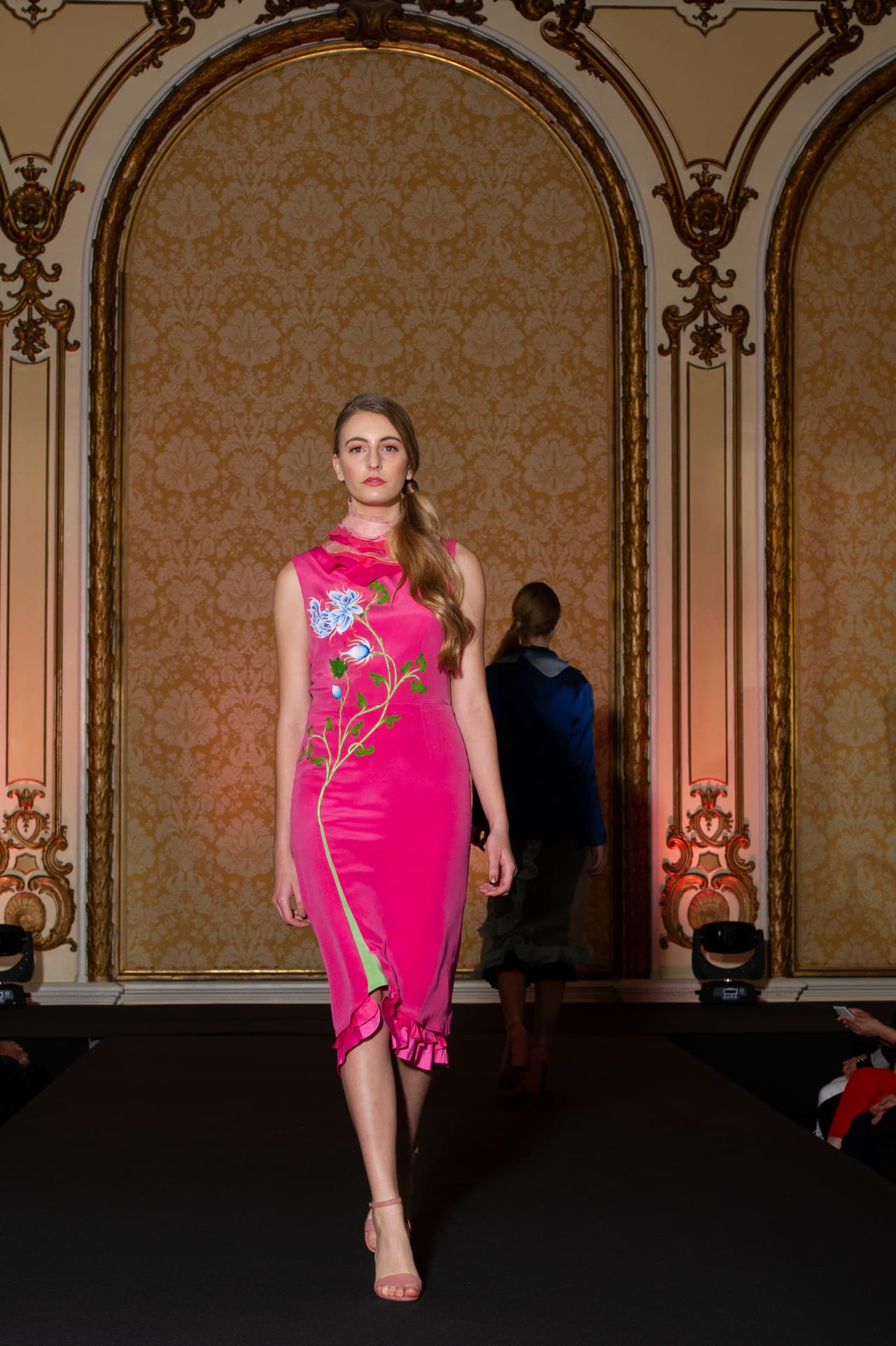 Esta modelo exhibe un diseño de Agaati en la San Francisco Community Fashion Week.