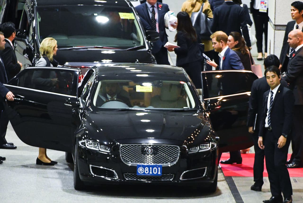 El duque de Sussex voló de regreso el domingo pasado a través de un vuelo de la aerolínea Nippon Airways en clase económica superior, según el diario británico.