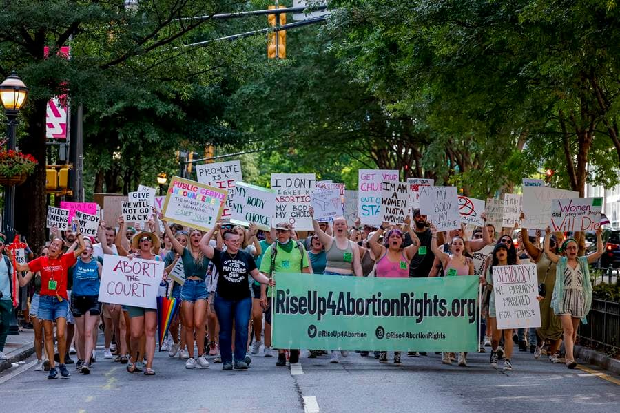 Encuesta revela rechazo mayoritario a la decisión de la Corte Suprema que desconoció el aborto como derecho