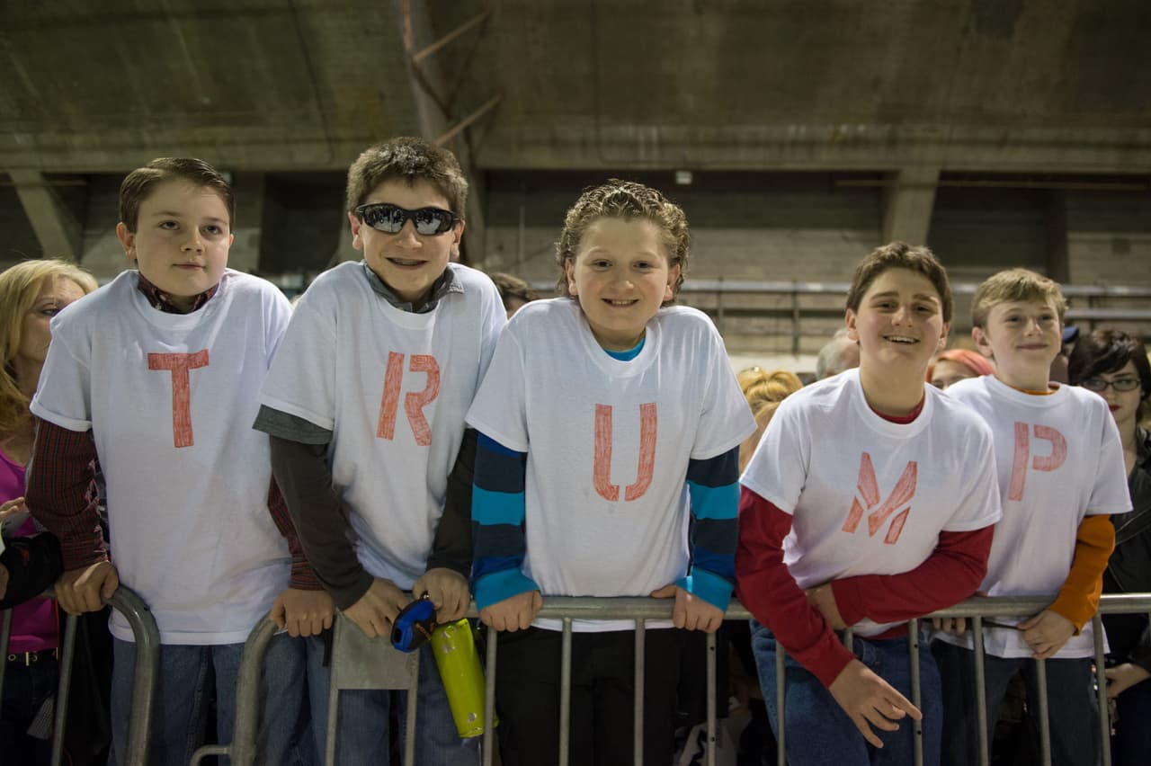 Un grupo de niños muestran su apoyo a Trump en Millington, Tennessee.
