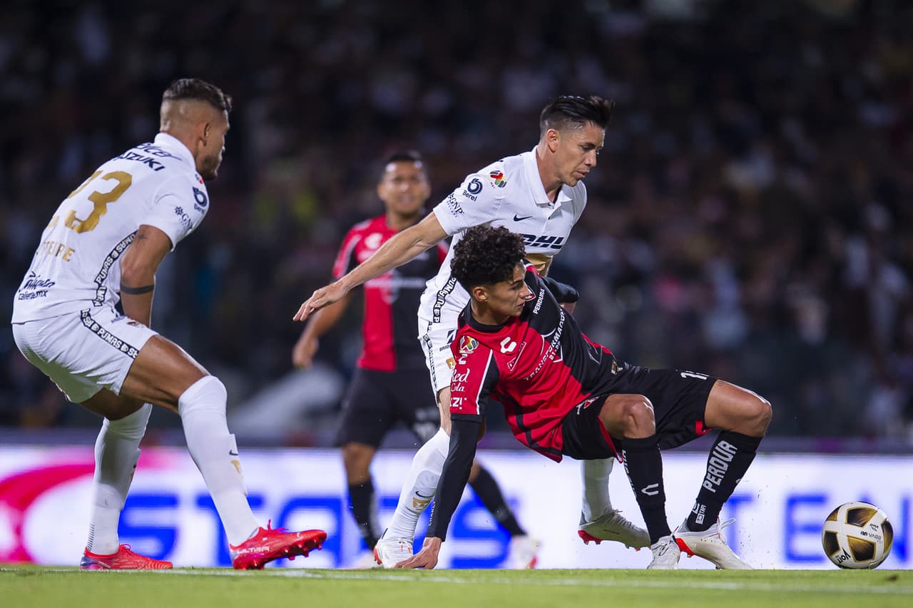 Con un cañonazo de Julio Furch en el primer tiempo, Atlas logra vencer de visita a los Pumas 0-1 y tomán una muy cómoda ventaja en las semifinales del futbol mexicano.