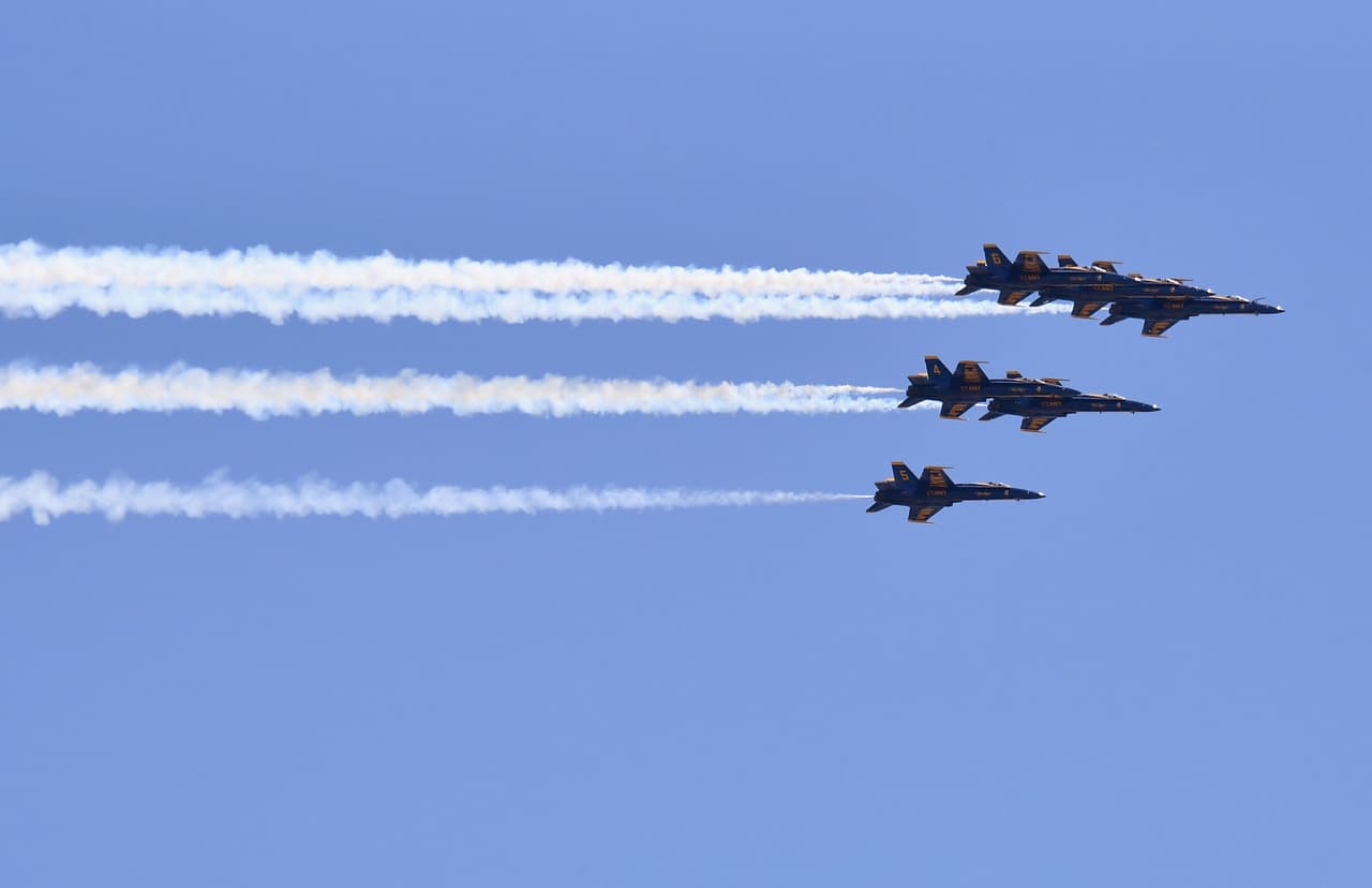 "Una asombrosa muestra de gratitud y patriotismo de los mejores pilotos de la tierra", tweeteó Shereef Elnahal, presidente y CEO del Hospital Universitario de Newark.