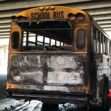 Personal del Departamento de Bomberos de El Dorado llegó al sitio para sofocar las llamas, que afectaron principalmente la parte trasera del autobús escolar.