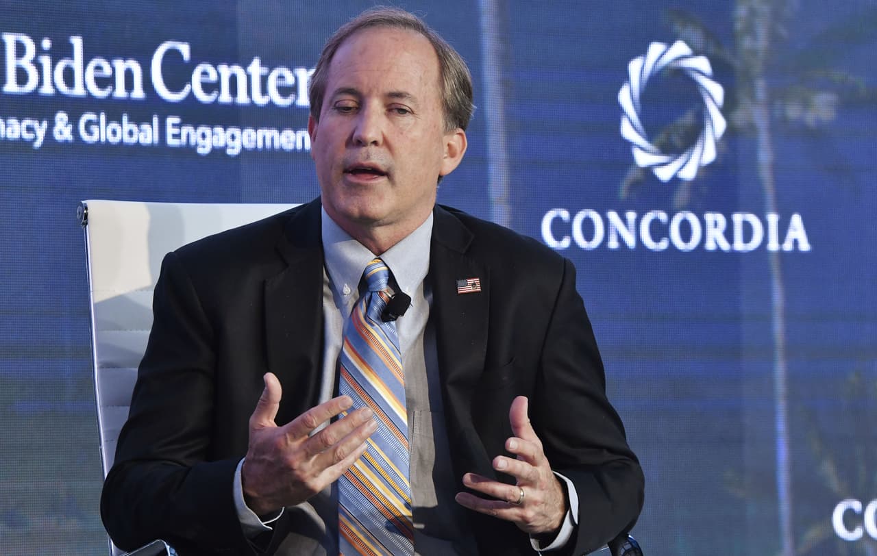 "Vi a Paxton correr": aseguran que fiscal general de Texas huyó de su casa para evitar que le dieran una citación 