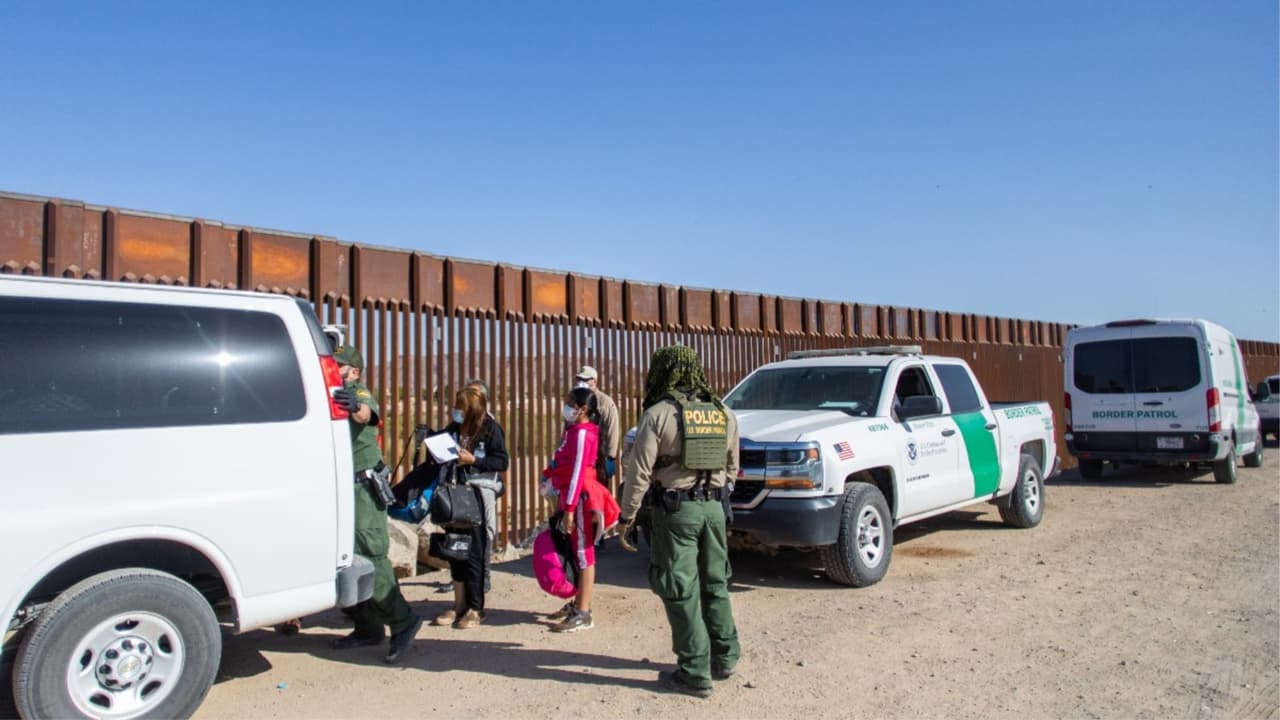 ¿Cómo funcionarían las organizaciones humanitarias para ayudar en el proceso de asilo para migrantes en EEUU?