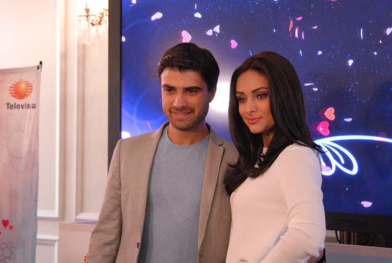 Además es cantante, modelo y abogado.