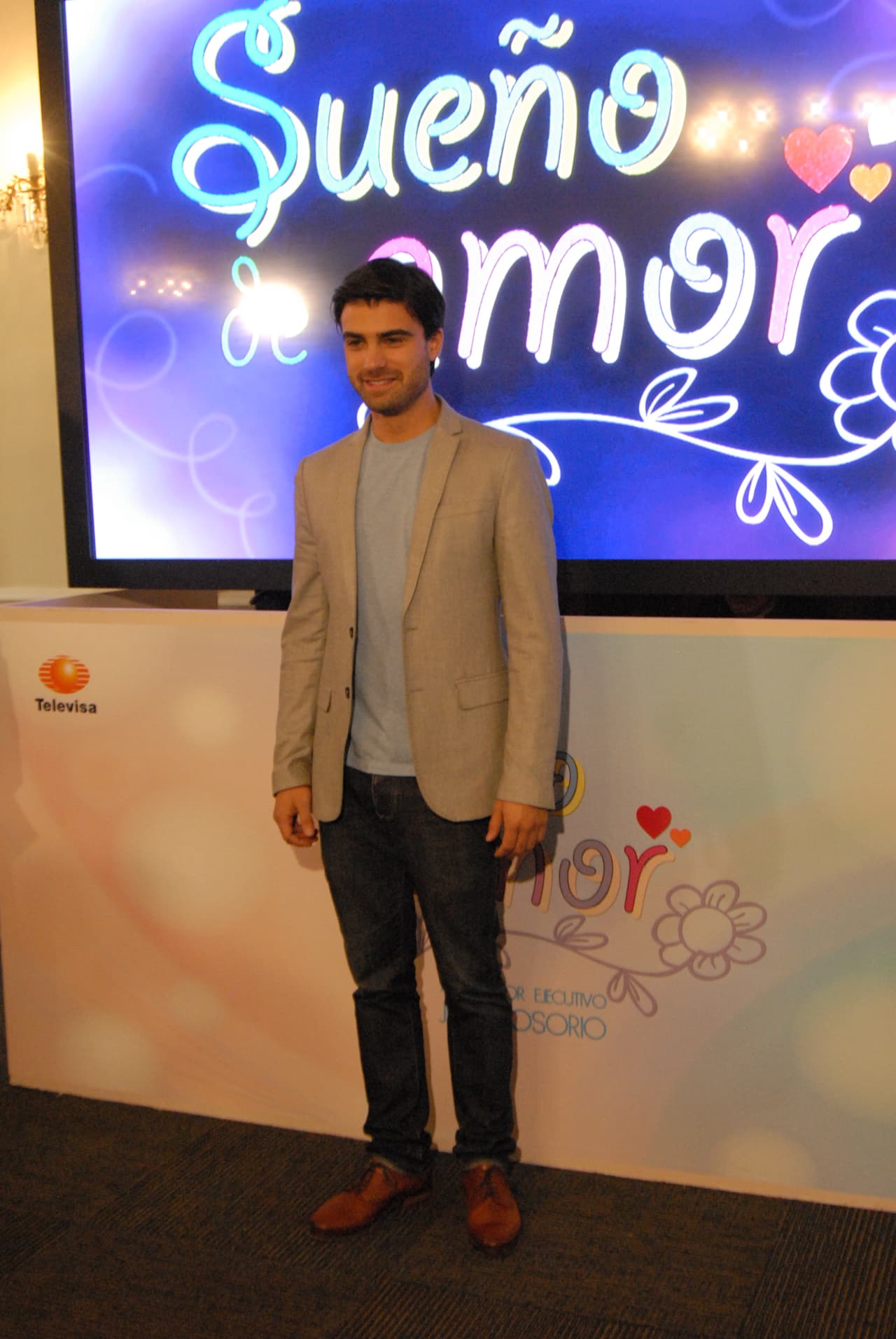 El actor es argentino pero ya lleva algunos proyectos en México, había actuado a lado de Eiza Gonzalez.