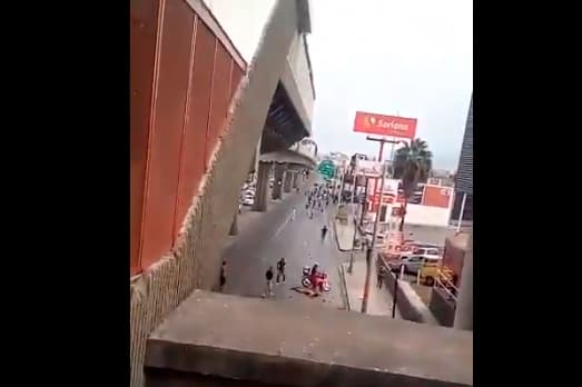 Indefenso, el fanático de Tigres yace en el suelo cuando llegan las cuatro personas que piden ayuda.