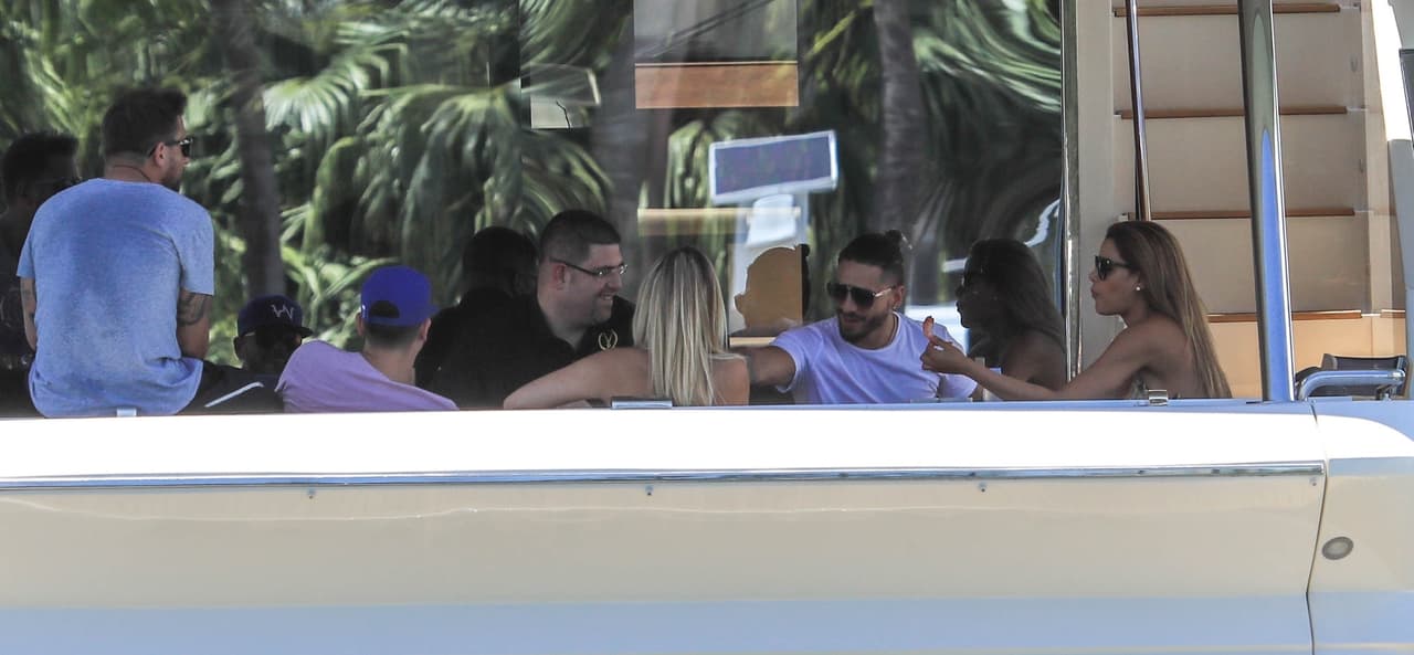 El cantante colombiano Maluma fue captado, la tarde del 16 de agosto de 2017, a bordo de un yate mientras disfrutaba de una tarde en la bahía de Miami, acompañado de varios amigos.
