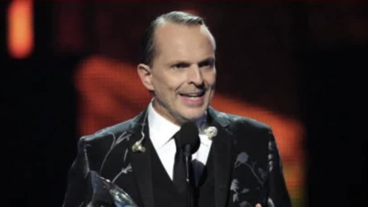 En junio pasado, el cantante español Miguel Bosé publicó un hilo en Twitter en el que externó su posición al respecto: "No a la vacuna, no al 5G y no a la alianza España-Bill Gates". Agregó que "la farmacéutica GAVI es propiedad de la fundación Bill y Melinda Gates, los especialistas en vacunas fallidas".