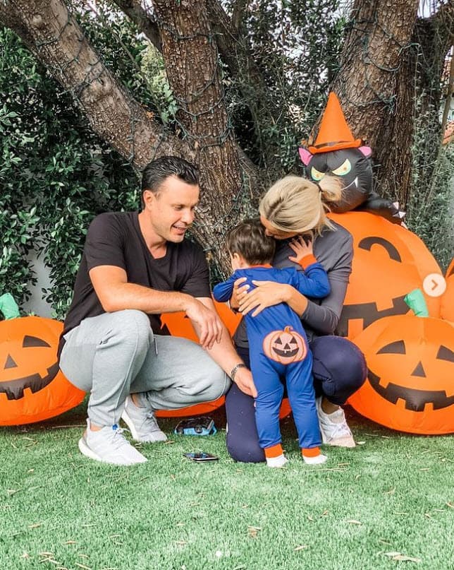 Beatriz González fue parte de la familia durante 20 años, pues estuvo casada con José Díaz, tío de Javier. Ella asegura que crio a su sobrino: "La madre de Javier y de las gemelas fui yo, porque 
<b>ella los abandonó </b>(Tita Bravo) […] Yo he vivido la maldad de su familia", dijo. 
<br>