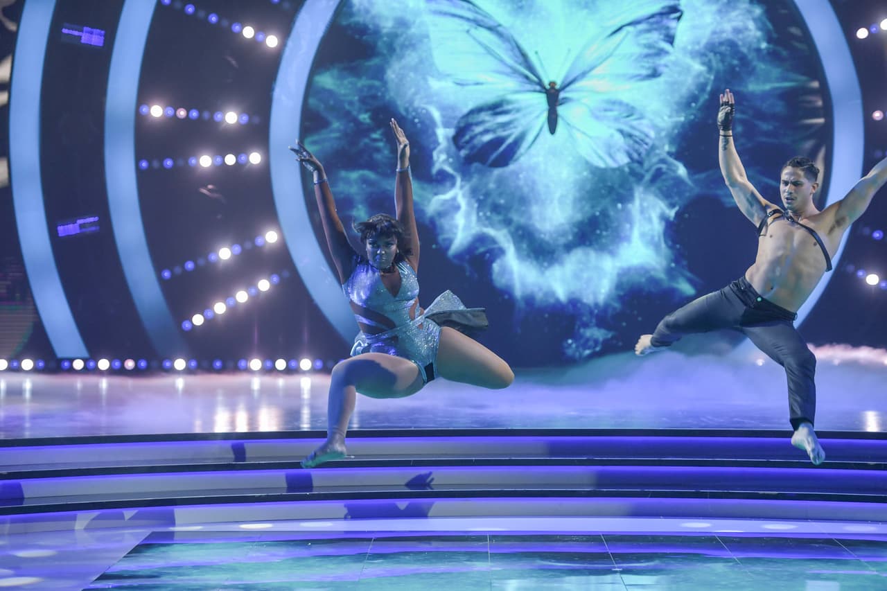 La cantante, actriz, presentadora y bailarina bailó al ritmo de la canción 'Me muero' de la serie 'Amar a muerte'.