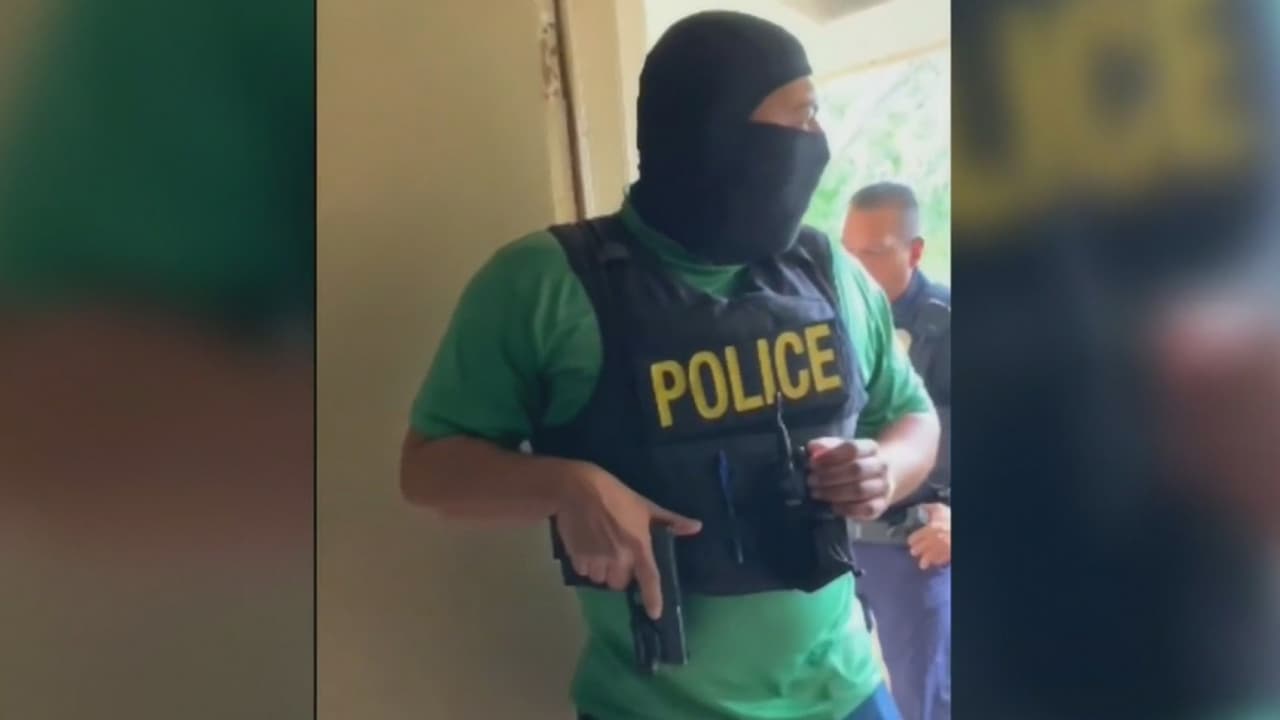Policía armado allanó una casa equivocada en Opa-Locka y los dueños lo denuncian
