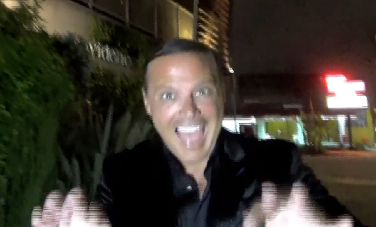 Luis Miguel fue captado con una misteriosa rubia en Los Ángeles esta semana. La pareja cenó en el restaurante Providence, en el que un menú con maridaje tiene un costo de 365 dólares por persona. El cantante se mostró de muy buen humor al llegar en su Rolls Royce negro. Mientras él hizo bromas con los paparazzi, su nueva conquista intentó caminar discretamente fuera de cuadro.