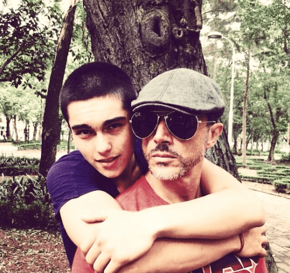 Se trata nada más que de su hijo mayor, Sergio Mayer Mori, y cuya madre es la también actriz Bárbara Mori.