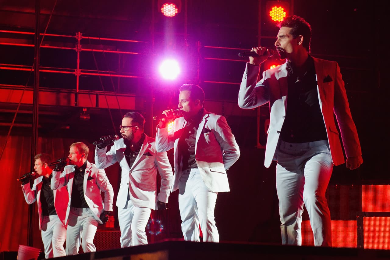 La agrupación no se conformó y buscaron ampliar su horizonte. Muchas de sus canciones fueron cantadas en español y otros idiomas.