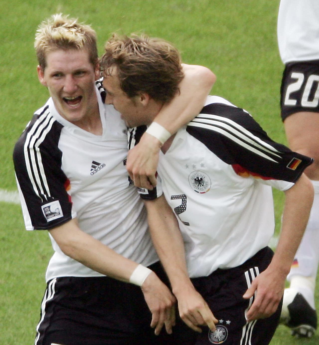 Pero los alemanes no se rendían fácil. Justo un minuto después del gol de Fonseca, Schweinsteiger puso el 2-1 a favor de Alemania al recibir un balón en el área chica que tan solo tuvo que empujar.