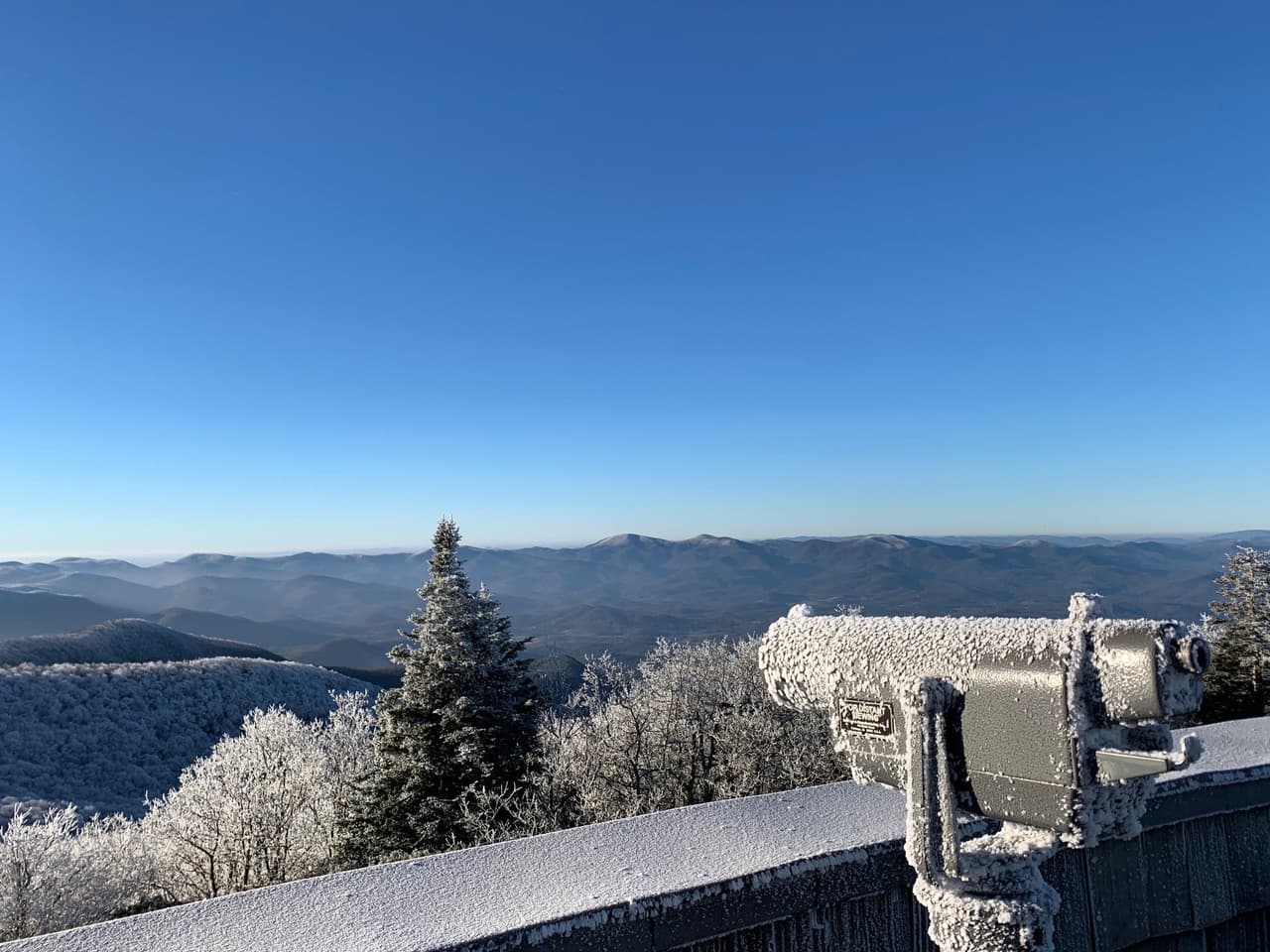 <b><a href="https://gofindoutdoors.org/brasstown-bald/ " target="_blank">Arkaquah Trail en Brasstown Bald</a></b>. El Arkaquah Trail desciende desde la imponente Brasstown Bald, la cumbre montañosa de mayor elevación de Georgia, en una línea de cresta repleta de vistas. Aunque los vientos invernales azotan con frecuencia la cresta, las hojas caídas del bosque ofrecen mejores vistas invernales que en otras estaciones.