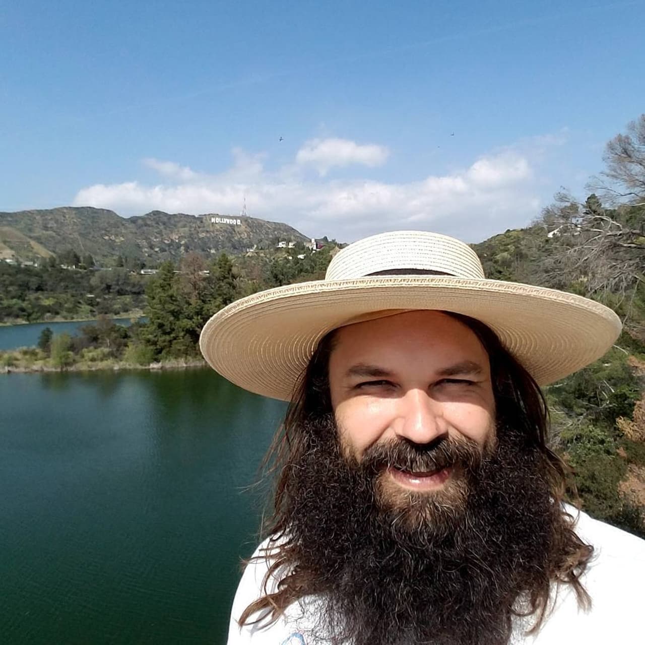 Se describe como alguien que sabe escuchar, participando en una conversación más que una confesión. En los últimos dos años ha caminado y conversado con clientes de todos los ámbitos de la vida, hasta cuatro o cinco veces a la semana.