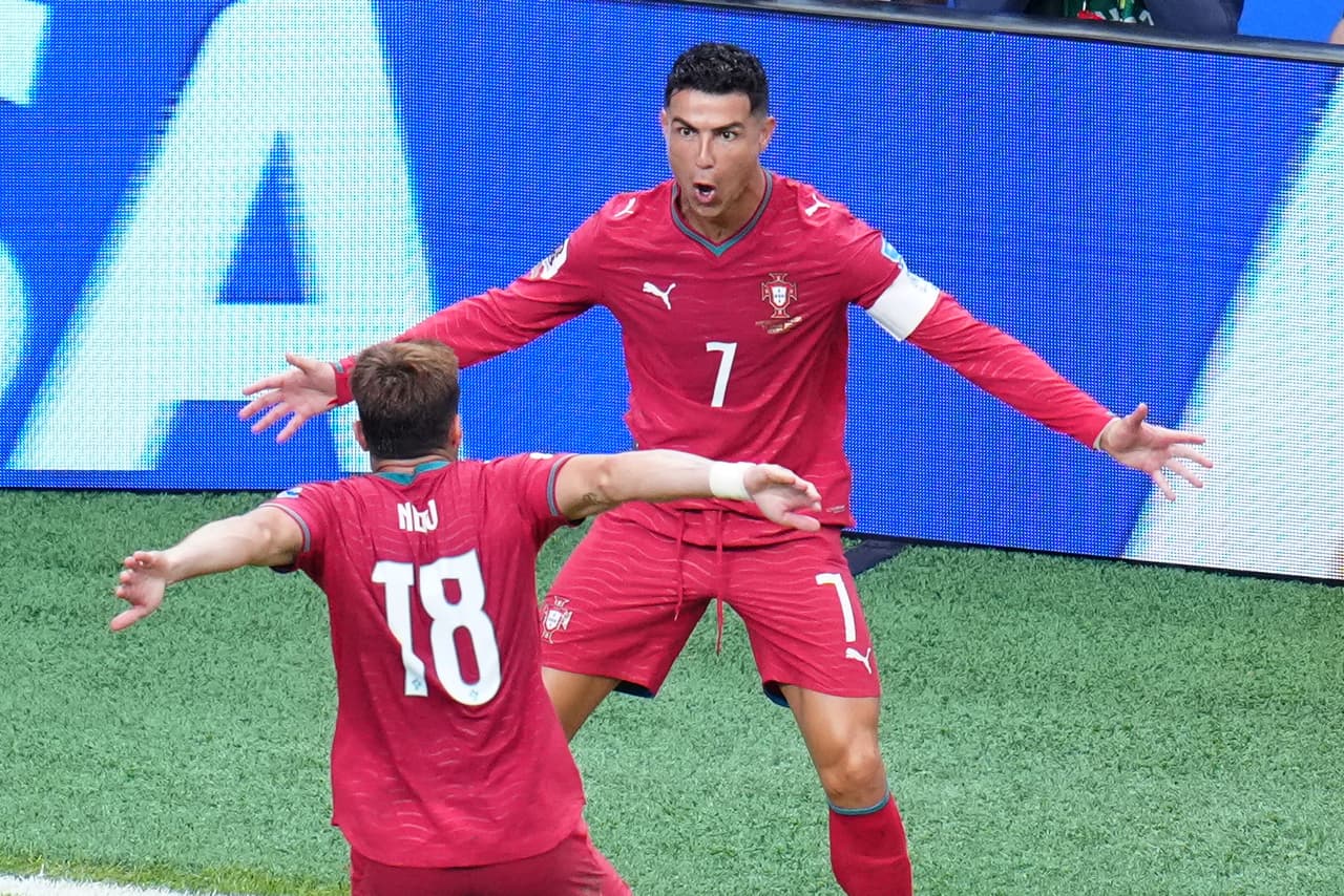 Cristiano Ronaldo (7), de Portugal, celebra con Pedro Neto (18), también de Portugal, después de que Ronaldo anotara el tercer gol de su equipo durante el partido