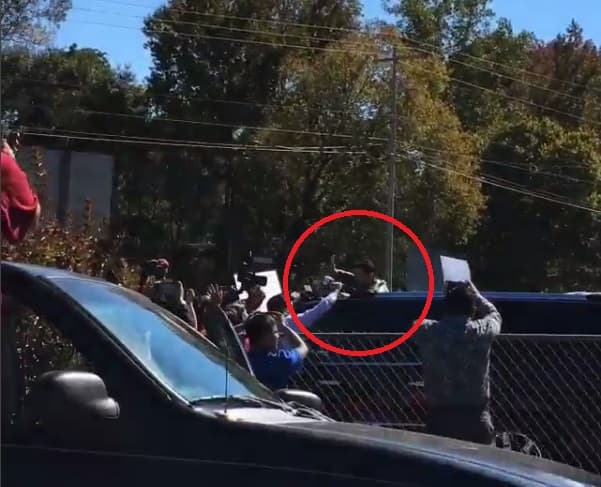 El cantante aprovechó para asomarse por el automóvil que lo transportó a la salida y saludó a todos sus fanáticos que permanecieron pendientes fuera del lugar.