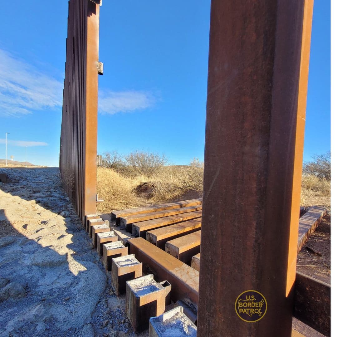 "Puedes traspasar el muro, pero con la tecnología y agentes te atraparemos": tuiteó Raul Ortíz, jefe de la Patrulla Fronteriza.