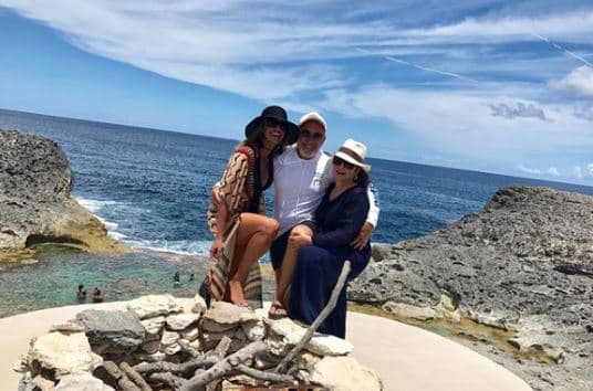 Las Bahamas es un destino recurrente para Lili, esta foto es de julio del 2017 con sus tíos, el productor Emilio Estefan y la cantante Gloria Estefan en el restaurante Ocean Tally Bar & Grill.