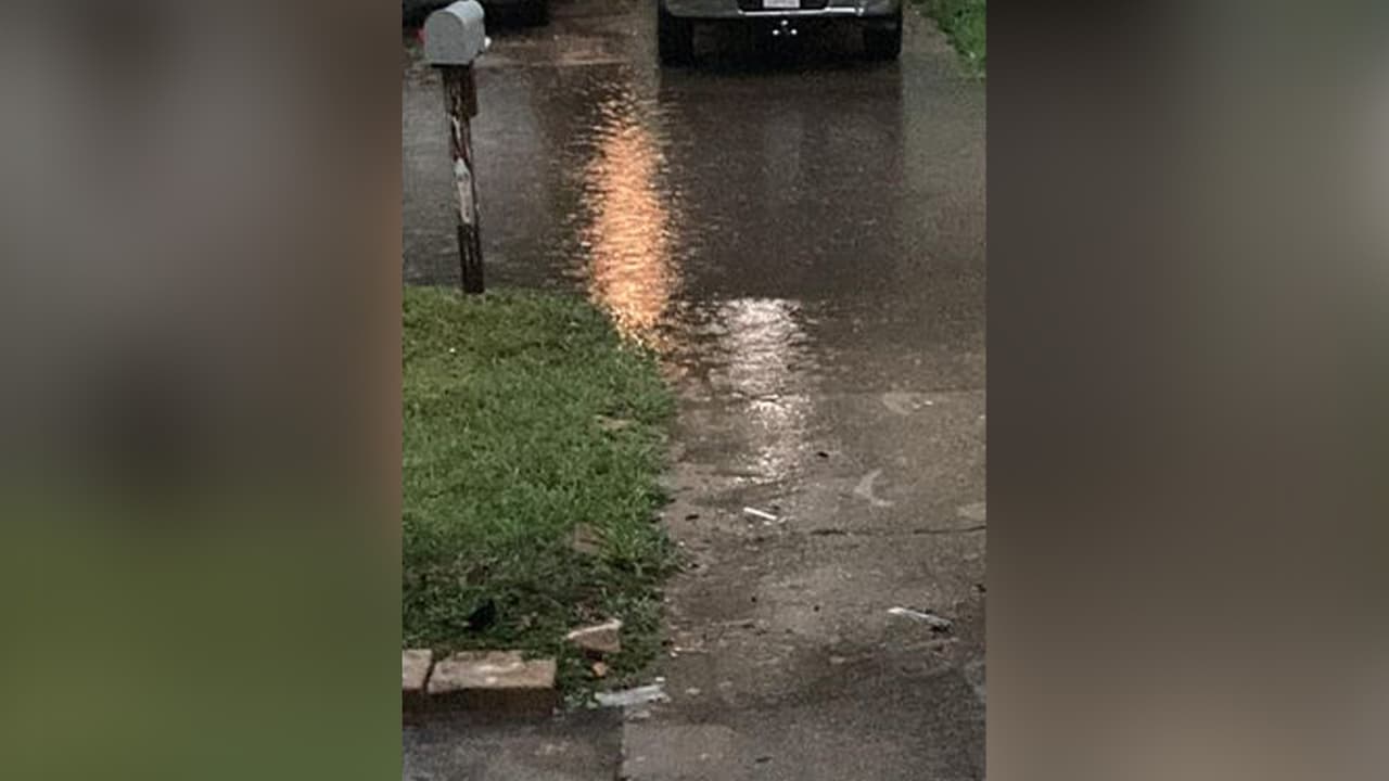 Paola Hernández: "imagen captada en área 77093, cayó un rayo a dos trailas de la mía", señala.