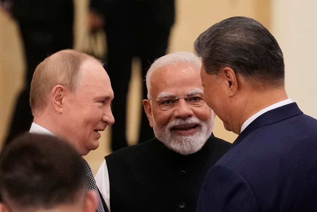 El presidente ruso Vladimir Putin, el primer ministro indio Narendra Modi y el presidente chino Xi Jinping conversan antes de la cumbre de la Organización de Cooperación de Shanghái el lunes 1 de septiembre en Tianjin, China.