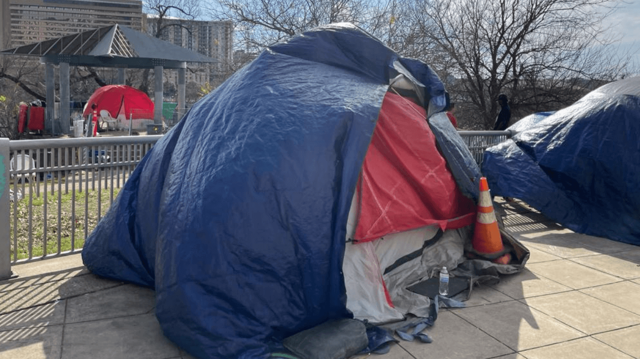 Inicia la fase 3 de la prohibición de acampar en Austin que incluye arrestos a quien viole la medida