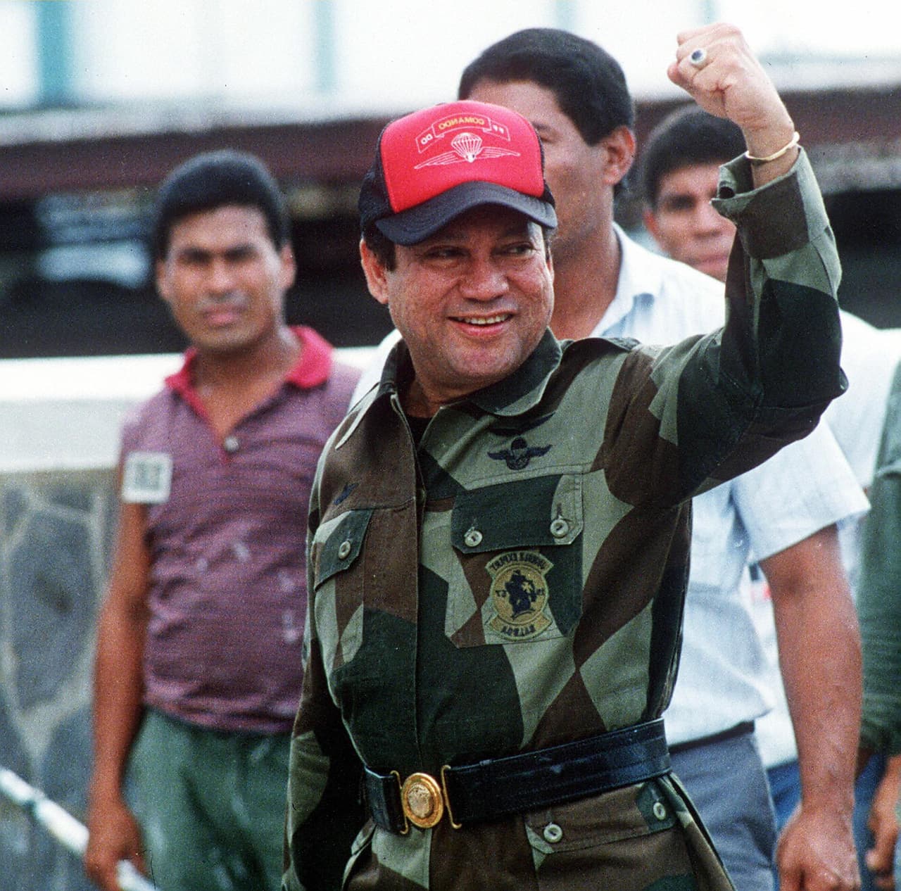 El 3 de octubre de 1989 fuerzas rebeldes intentaron dar un golpe militar al gobierno de Noriega. Los responsables de la intentona fueron asesinados. La Asamblea Nacional de Panamá designó formalmente a Noriega Jefe de Gobierno y este declaró al país es estado de Guerra contra EEUU. En la fotografía, el general Noriega sale de su cuartel general en la ciudad de Panamá tras el fallido golpe de estado en su contra.