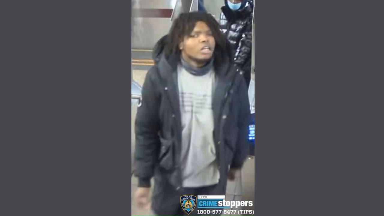 Policía busca a otro sospechoso de la golpiza de un meteorólogo en el metro de NY