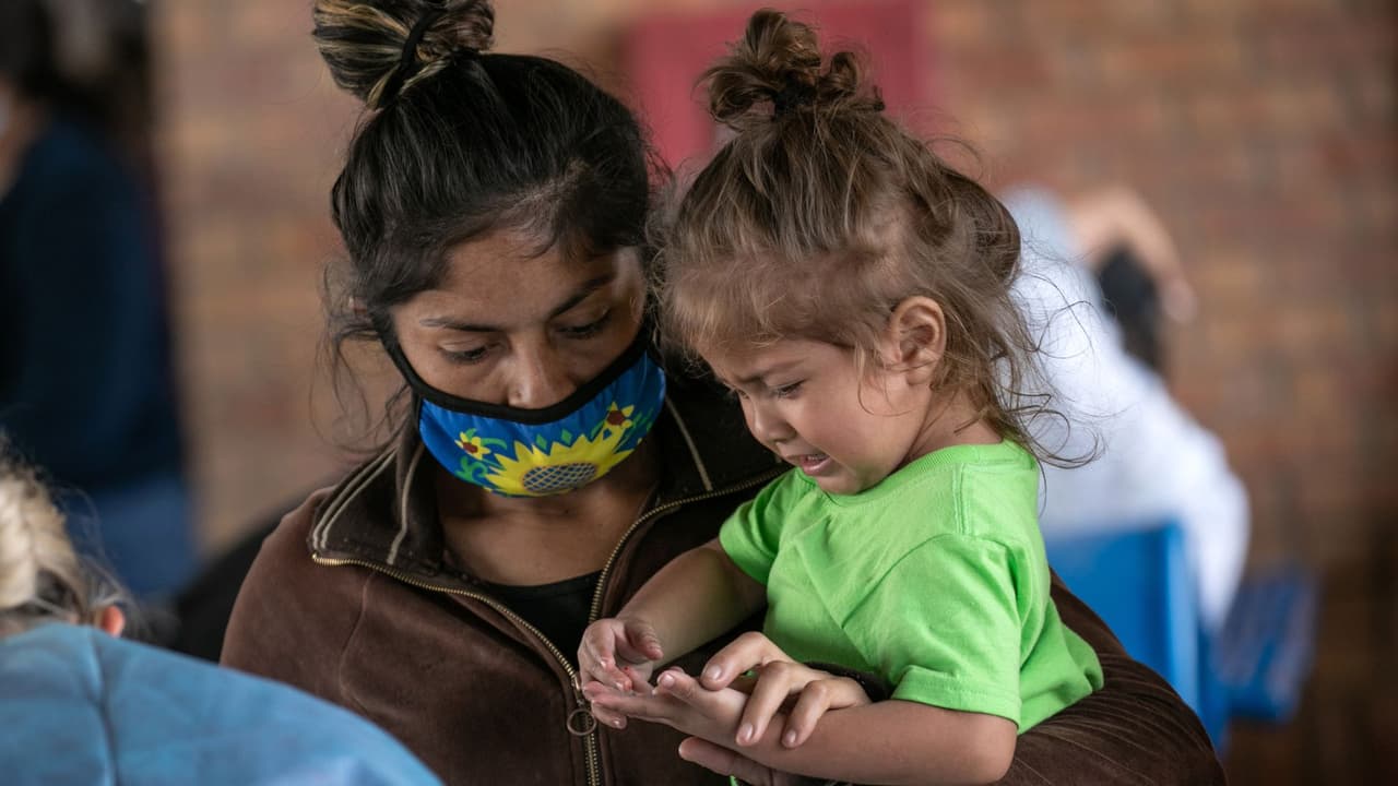 Proponen dar $1,000 mensuales como ingreso básico garantizado a familias en el condado de Los Ángeles