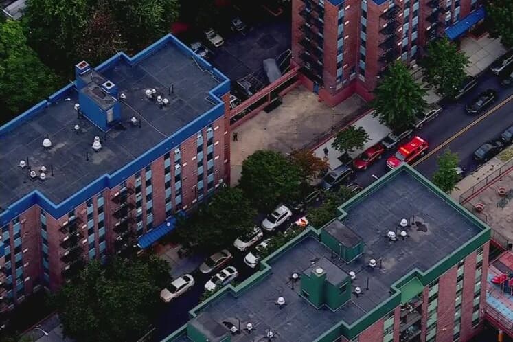 Hallan muerto a un hombre dentro de compactador de basura. Cámara muestra cómo fue a parar ahí