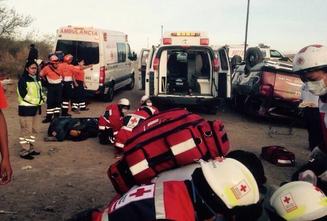 Otros gruperos también se han accidentado gravemente en las autopistas. En abril de 2015, cinco integrantes de Cruz Mareña murieron y otros nueve resultaron heridos luego de que su camioneta se volcara sobre la carretera cuando iban a un evento en Ejutla, Oaxaca en México. El portal Uno Oaxaca publicó esta imagen.