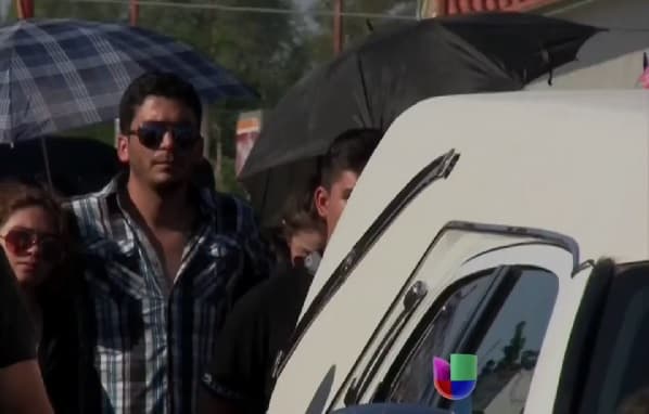 En aquél momento, Los Recoditos escoltaron la carroza fúnebre donde transportaron el cuerpo del clarinetista.