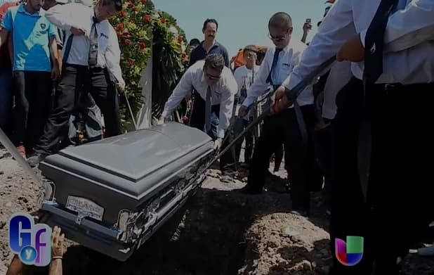 Durante el entierro, Los Recoditos le dijeron adiós entonando la canción favorita de Luis.