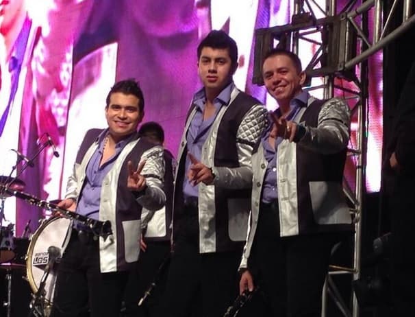 Se sabe que uno de los vehículos involucrados invadió el carril contrario y se impacto con una camioneta que daba mantenimiento a la autopista.