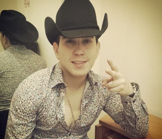 Al autobús en el que viajaba se le tronó una llanta y quedó varado al lado de la carretera. El cantante viajaba con 20 personas más, todos integrantes de su banda y de su staff, por fortuna todos saliesen ilesos.