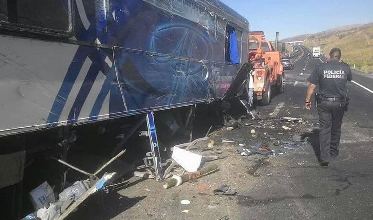 La Banda "La exclusiva" de Horacio Palencia, sufrió a inicios de abril de 2014, tras su salida de Guadalajara, mientras transitaban por la carretera de Ixtlán del Río, Nayarit. Para fortuna de los gruperos, solo sufrieron leves golpes y se encuentran estables.