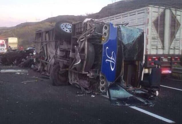 Horacio viajaría en avión hasta el lugar del concierto y ahí se encontraría con los músicos. Según el diario BASTA! un tráiler de doble remolque provocó el accidente cuando se le desprendió una de las cajas.