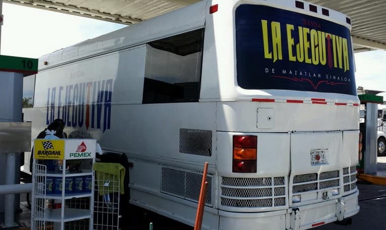 Desafortunadamente el camión se volteó y los integrantes sufrieron algunos golpes y lesiones.