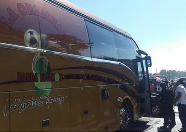 Un vehículo que cambió de carril impactó al autobús que se dirigía al municipio de Quetzaltenango.