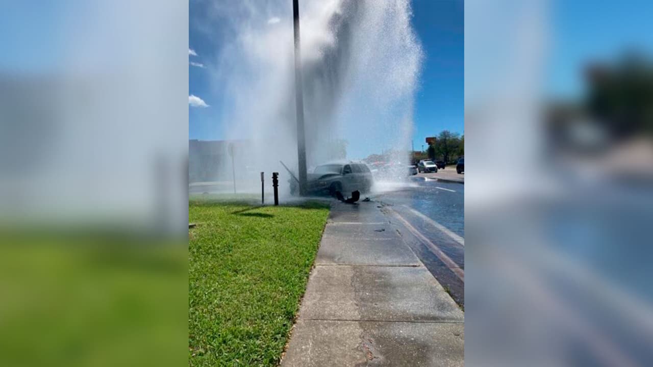 Vehículo choca contra toma de agua y provoca enorme fuente en St. Petersburg