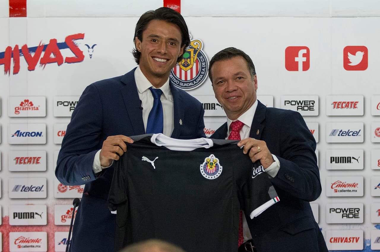 "En el 2011 nos tocó hacer un préstamo con Veracruz y ahí empezó su carrera. Ha tenido crecimiento con liderazgo e inteligencia", dijo Mariano Vela (derecha).