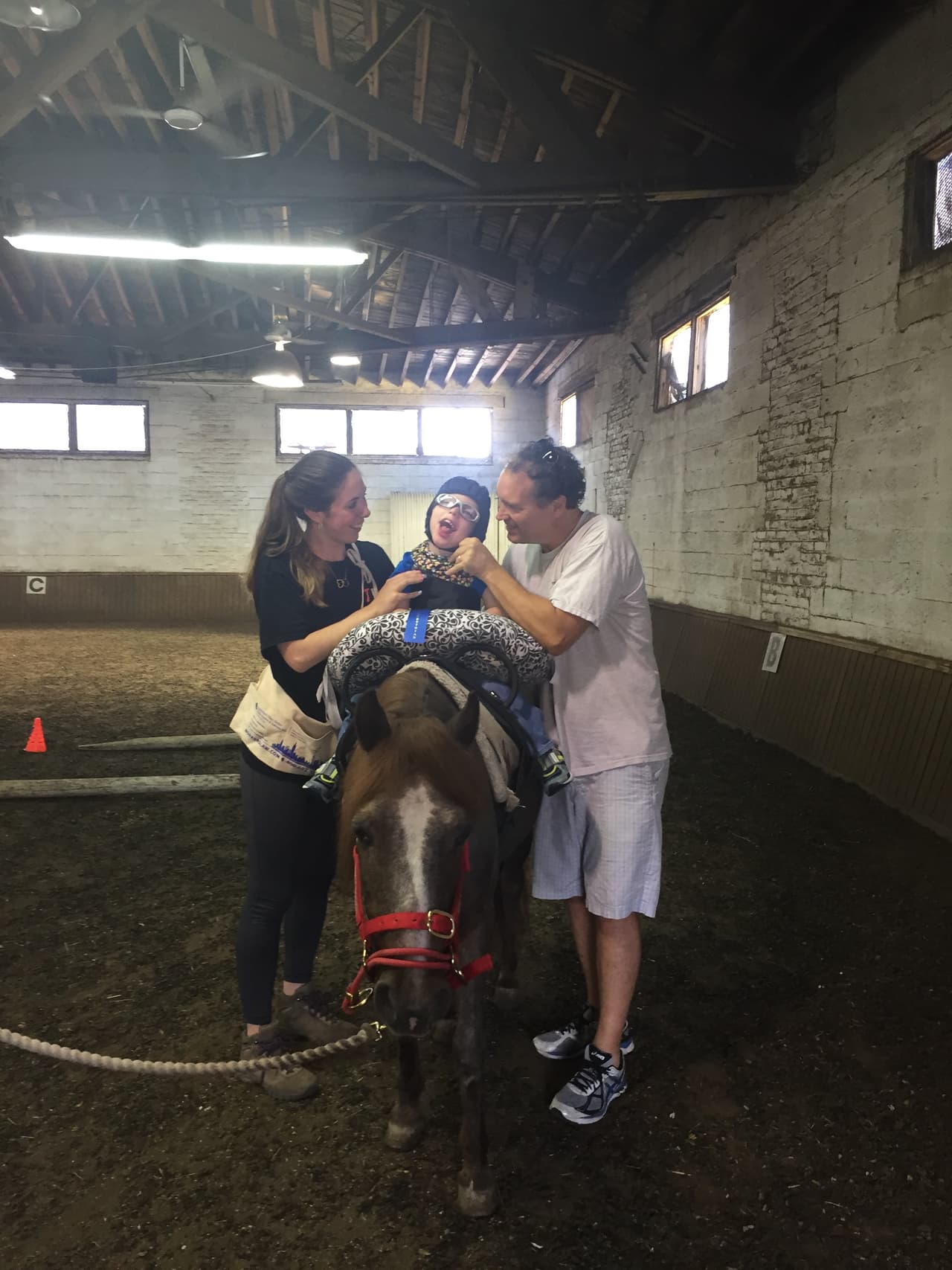 <b>Terapia con caballos. </b>Cada domingo, Ale va al Forrest Hills Riding Center, de la organización benéfica 
<a href="http://gallopnyc.org/"><u>Gallop NYC</u></a>, para recibir 30 minutos de hipoterapia o terapia equina asistida. "El movimiento rítmico y tridimensional del caballo hacia el paciente se asemeja al movimiento de la pelvis al caminar. El patrón de caminar del caballo imita el caminar de una persona y, a través del patrón repetitivo, el cerebro y el cuerpo desarrollan este patrón", explica la terapista física pediátrica Dianne García. Además de la respuesta inmediata de su cuerpo al galopar y del progreso en seguir las instrucciones de la terapista, Ale ha desarrollado un vínculo muy especial con Bush, el pony que cabalga con frecuencia.