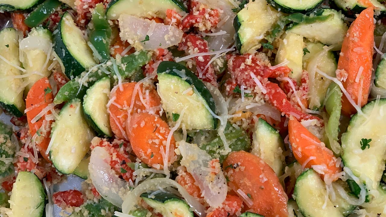 Asegúrate de que el pavo quede totalmente cubierto con el agua fría del grifo y cambia el agua cada 30 minutos.